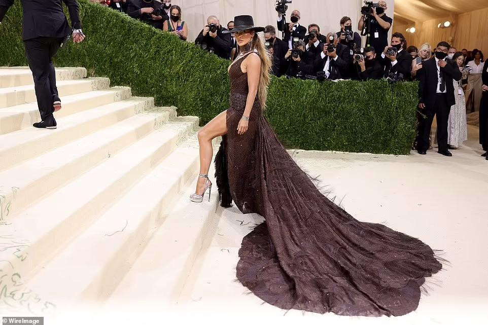 Theo Daily Mail, Jennifer Lopez xứng đáng là một trong những "nữ hoàng thảm đỏ" của sự kiện thời trang đình đám nhất hành tinh này.