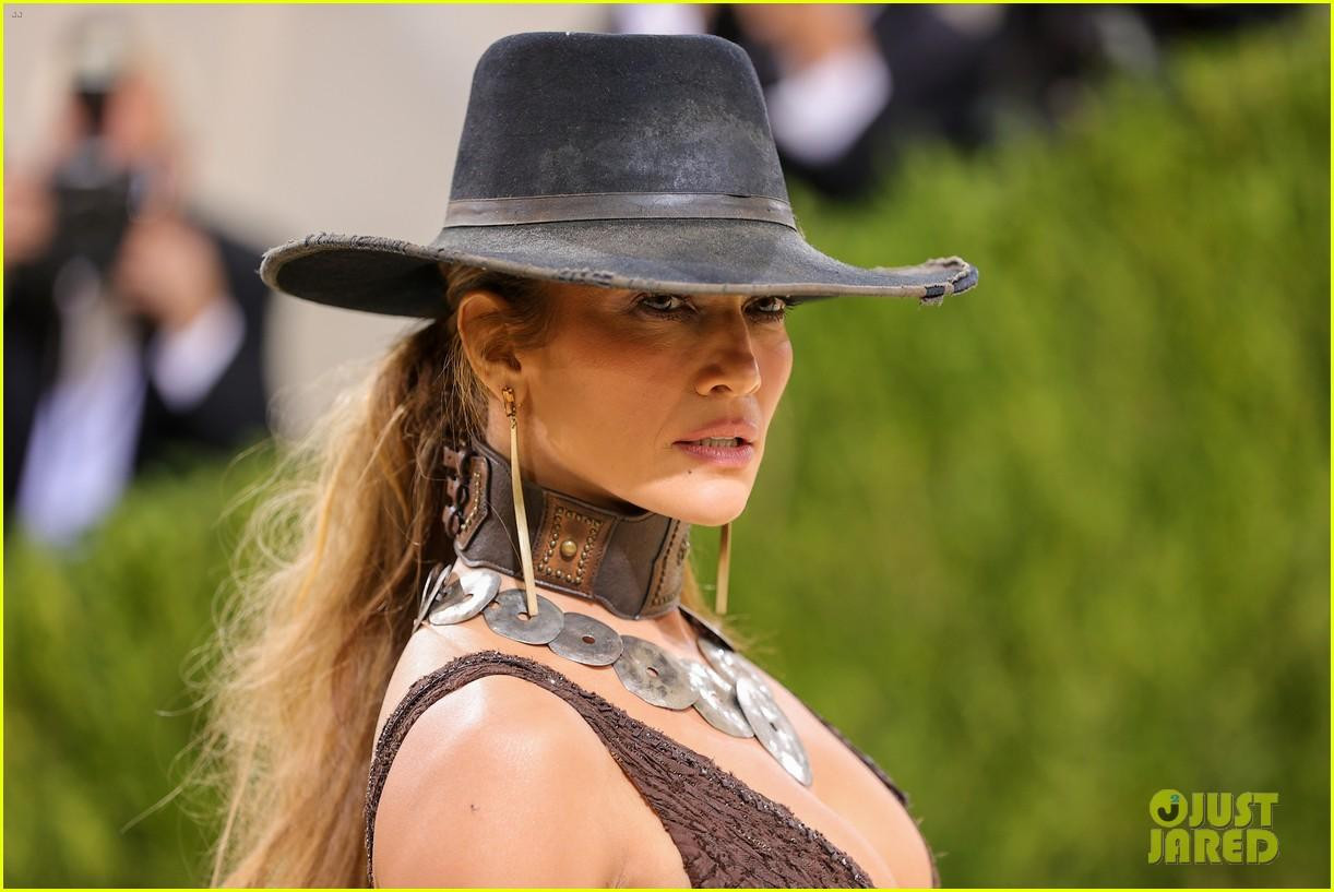 Jennifer hóa thân thành nữ cao bồi "bốc lửa", với mái tóc đánh rối phóng khoáng, hoang dã.