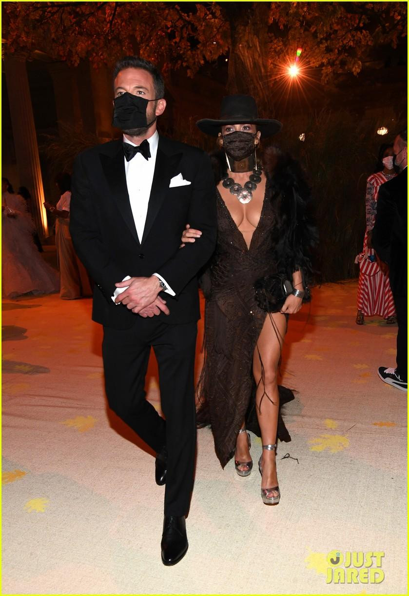 Tháp tùng Jennifer đến Met Gala là tình trẻ Ben Affleck. Tuy nhiên, "Batman" 49 tuổi bỏ qua màn dạo thảm đỏ.