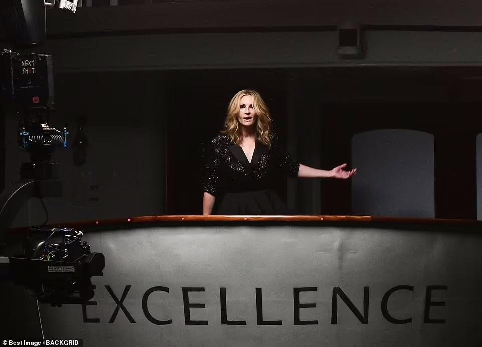 Không chỉ sự nghiệp ổn định, Julia cũng có đời tư viên mãn. Hồi tháng 7, cô kỷ niệm 19 năm ngày cưới với người chồng thứ 2 Daniel Moder. Hai người kết hôn năm 2002 và có với nhau 3 người con.