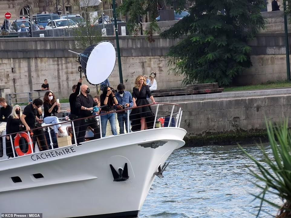 Cô là trung tâm trong buổi chụp hình cho chiến dịch quảng cáo mới nhất của Lancôme.