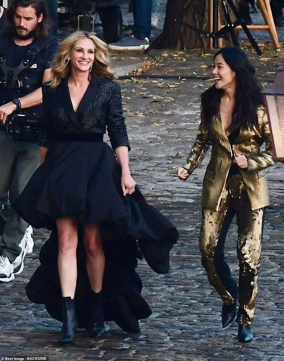 Ở tuổi 54, ngôi sao &quot;Người đàn bà đẹp&quot; vẫn giữ được vóc dáng thon thả, săn chắc. Cùng với thần thái rạng ngời, tự tin, Julia dễ dàng trở thành tâm điểm.