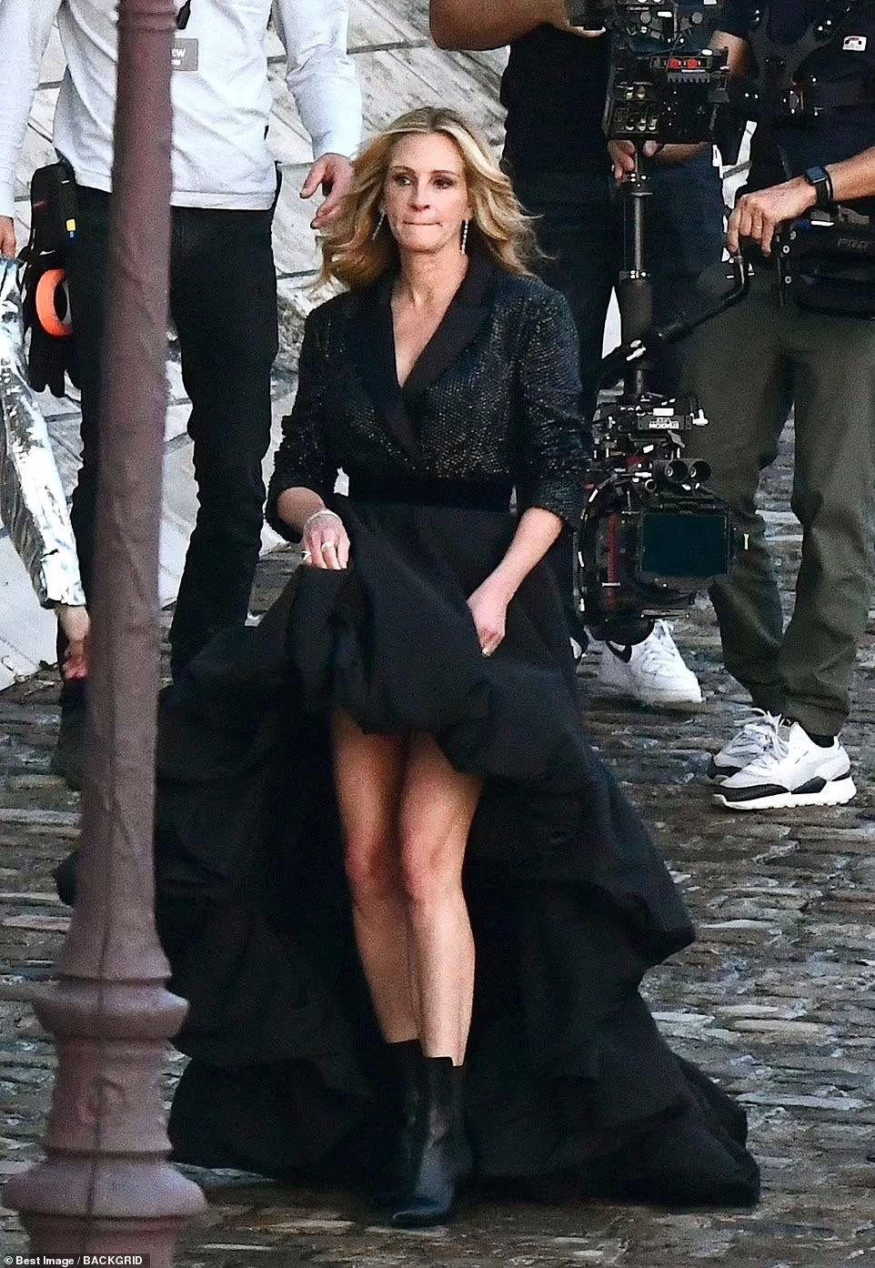 Thiết kế cổ vest với thân trên lấp lánh mang đến vẻ thanh lịch, sang trọng. Trong khi đó, tà váy trước ngắn giúp Julia khoe được đôi chân dài nuột thẳng tắp đáng ngưỡng mộ.