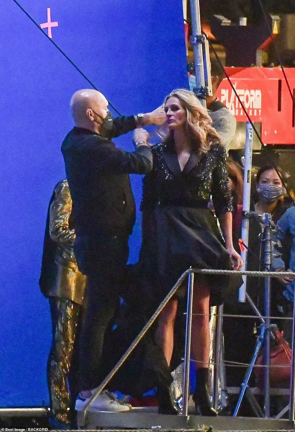 Loạt ảnh chụp trộm chất lượng kém không thể &quot;dìm&quot; được vóc dáng cực phẩm của Julia. Tuy nhiên, theo nhiều dân mạng, vẻ ngoài này sẽ hoàn hảo hơn nếu thay đôi boot thấp cổ bằng một đôi cao gót thanh mảnh hơn.