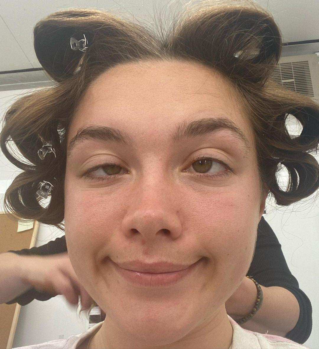 Nữ diễn viên Florence Pugh khiến fan thích thú bởi ảnh hậu trường chuẩn bị cho Met Gala 2021. Ảnh: Instagram