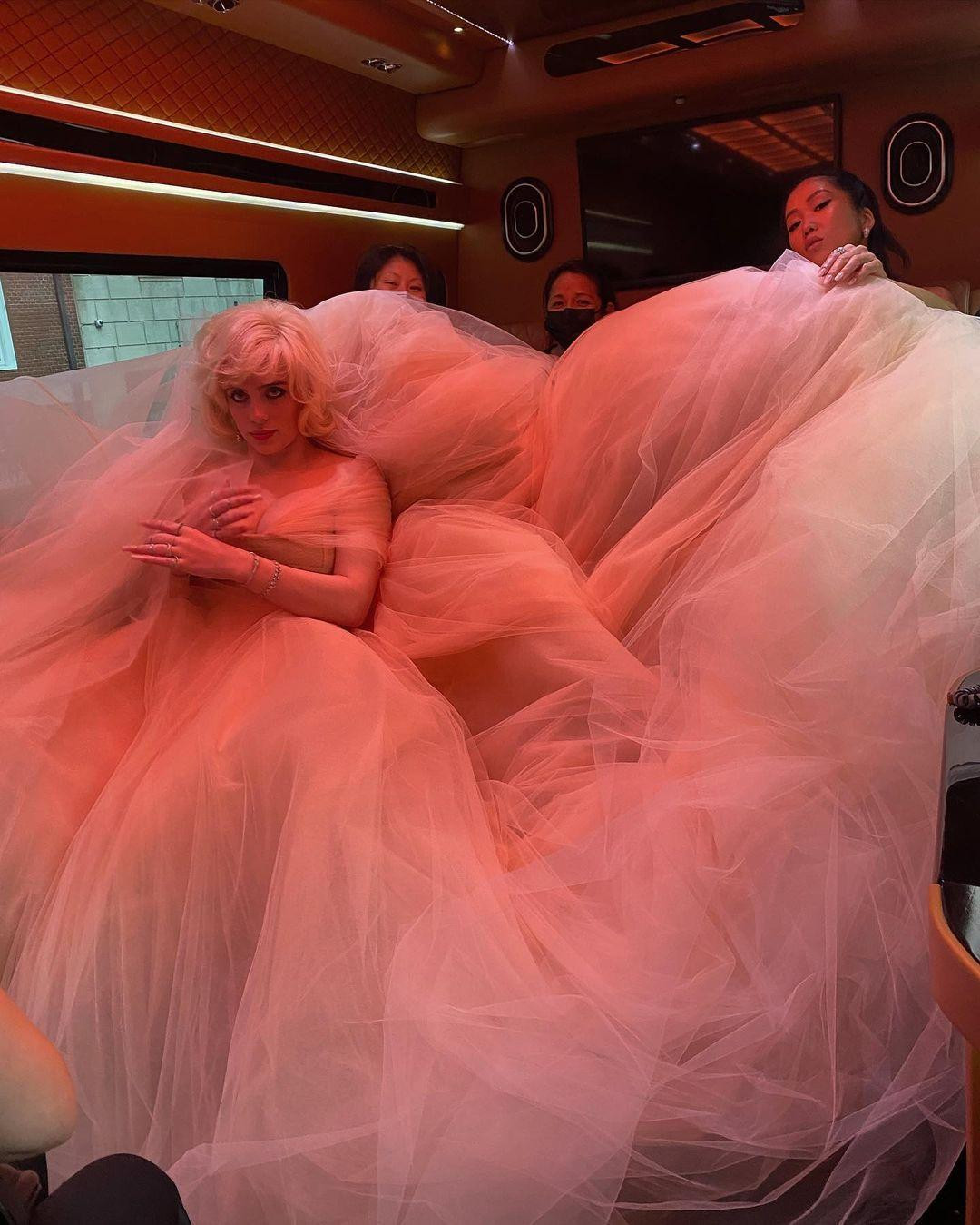 Billie Eilish gây "choáng váng" trong chiếc váy của Oscar de la Renta tại Met Gala. Ảnh: Instagram