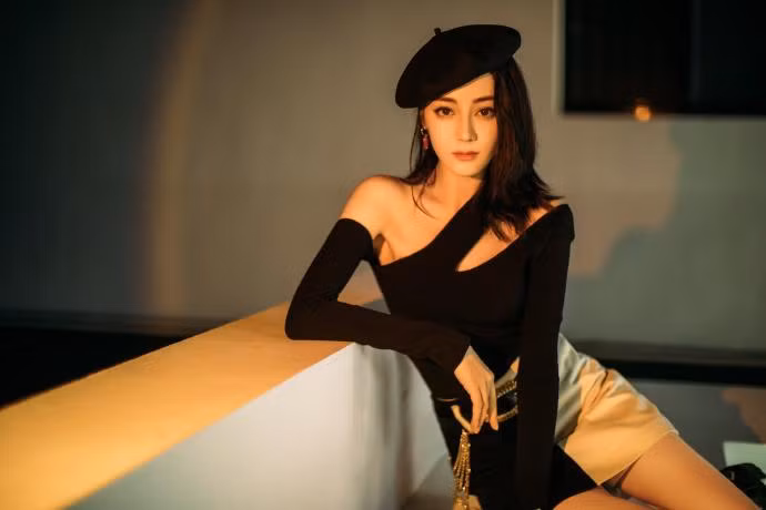 Dân mạng khen ngợi, Địch Lệ Nhiệt Ba ngày càng "thăng hạng" nhan sắc nhờ tăng cân. Cô trông tràn đầy sức sống, khác hẳn với hình ảnh tong teo đáng báo động vài tháng trước.