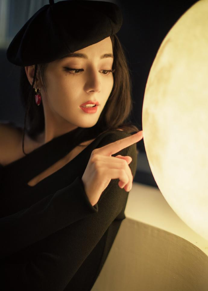 Theo truyền thông Trung Quốc, lý do Nhiệt Ba giảm cân thời gian trước là do yêu cầu của phim &quot;Em là niềm kiêu hãnh của anh&quot;. Trong phim, cô vào vai minh tinh điện ảnh Kiều Tinh Tinh, luôn bị ám ảnh bởi việc ăn kiêng, giảm cân để giữ hình tượng nữ thần xinh đẹp trong lòng công chúng. Hiện phim đã kết thúc, nàng &quot;Phượng Cửu&quot; trở lại với biệt danh &quot;Địch béo&quot; trước đây.