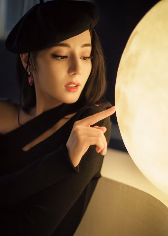 Theo truyền thông Trung Quốc, lý do Nhiệt Ba giảm cân thời gian trước là do yêu cầu của phim "Em là niềm kiêu hãnh của anh". Trong phim, cô vào vai minh tinh điện ảnh Kiều Tinh Tinh, luôn bị ám ảnh bởi việc ăn kiêng, giảm cân để giữ hình tượng nữ thần xinh đẹp trong lòng công chúng. Hiện phim đã kết thúc, nàng "Phượng Cửu" trở lại với biệt danh "Địch béo" trước đây.
