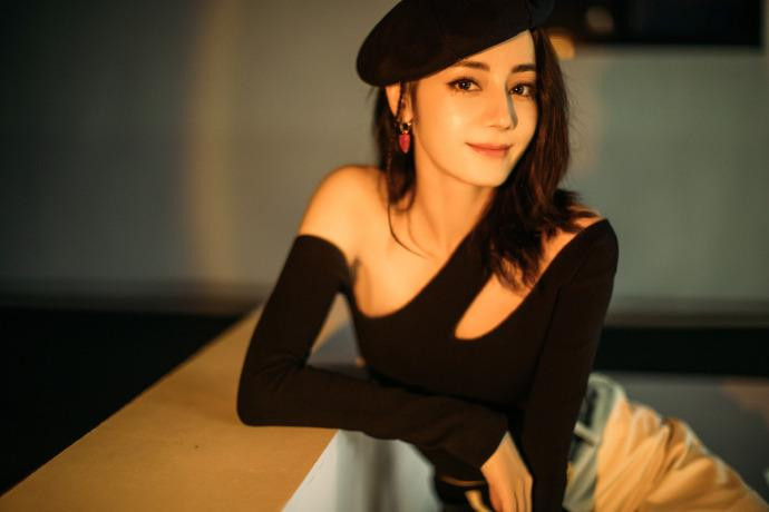 Thời gian qua, tần suất lộ diện trước truyền thông rất thường xuyên. Thành công của bộ phim truyền hình &quot;Em là niềm kiêu hãnh của anh&quot; giúp giá trị thương mại của người đẹp tăng cao nhanh chóng. Cô trở thành cái tên được &quot;săn đón&quot; nhất nhì làng giải trí Hoa ngữ hiện nay.