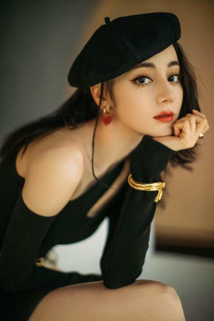 Bộ ảnh mới của Địch Lệ Nhiệt Ba vừa được văn phòng làm việc chia sẻ đã gây &quot;bão&quot; mạng xã hội bởi nhan sắc hoàn hảo của mỹ nhân Tân Cương sinh năm 1992.