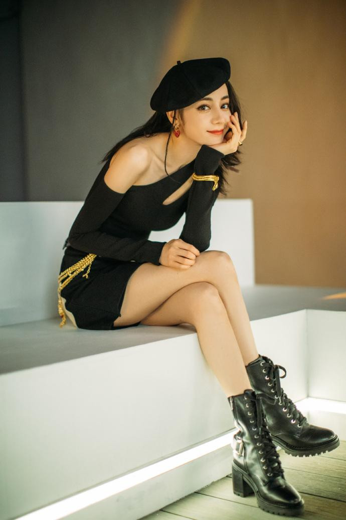 Set đồ tôn lên vóc dáng 1m68 mảnh manh, xương quai xanh gợi cảm và đôi chân dài miên man. Có thể thấy rõ, nữ diễn viên 29 tuổi đã &quot;có da có thịt&quot; hơn thời gian trước.