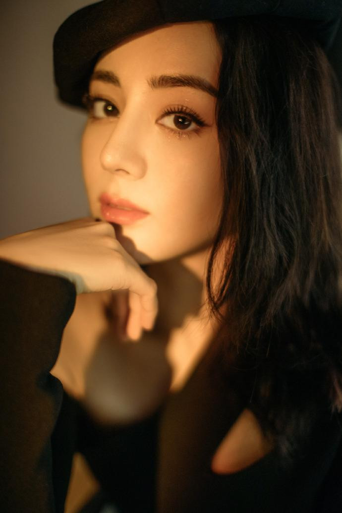 Gương mặt trang điểm nhẹ nhàng, nhấn vào đôi mắt to tròn và môi hồng mềm mại.