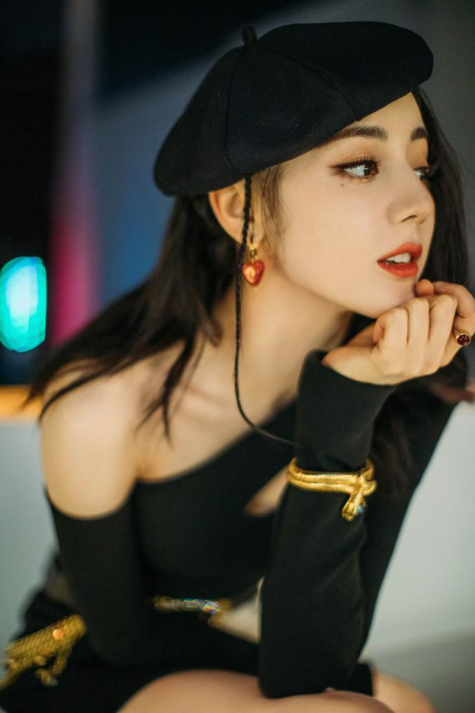 Nhiệt Ba cũng nhận được phản hồi tích cực với tác phẩm đang quay &quot;An Lạc Truyện&quot; và bộ phim vừa đóng máy &quot;Ngự Giao Ký&quot; qua những hình ảnh hậu trường xinh đẹp, tương tác tốt với bạn diễn Cung Tuấn và Nhậm Gia Luân.