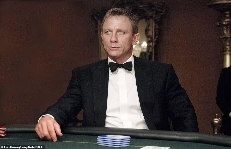Daniel Craig nổi tiếng toàn cầu nhờ vai diễn James Bond. Daniel Craig nổi tiếng toàn cầu nhờ vai diễn James Bond.