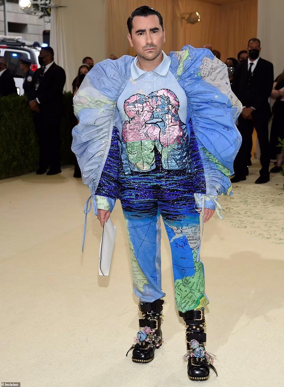 Diễn viên Dan Levy trông giống như một nhân vật hoạt hình trong bộ trang phục kỳ dị, có tay áo khổng lồ và họa tiết sặc sỡ.