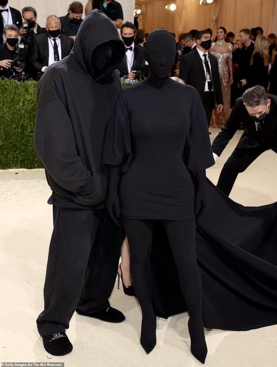 Daily Mail nhận xét, Kim Kardashian đã đi quá xa khi tự biến mình thành nhân vật trong phim kinh dị.