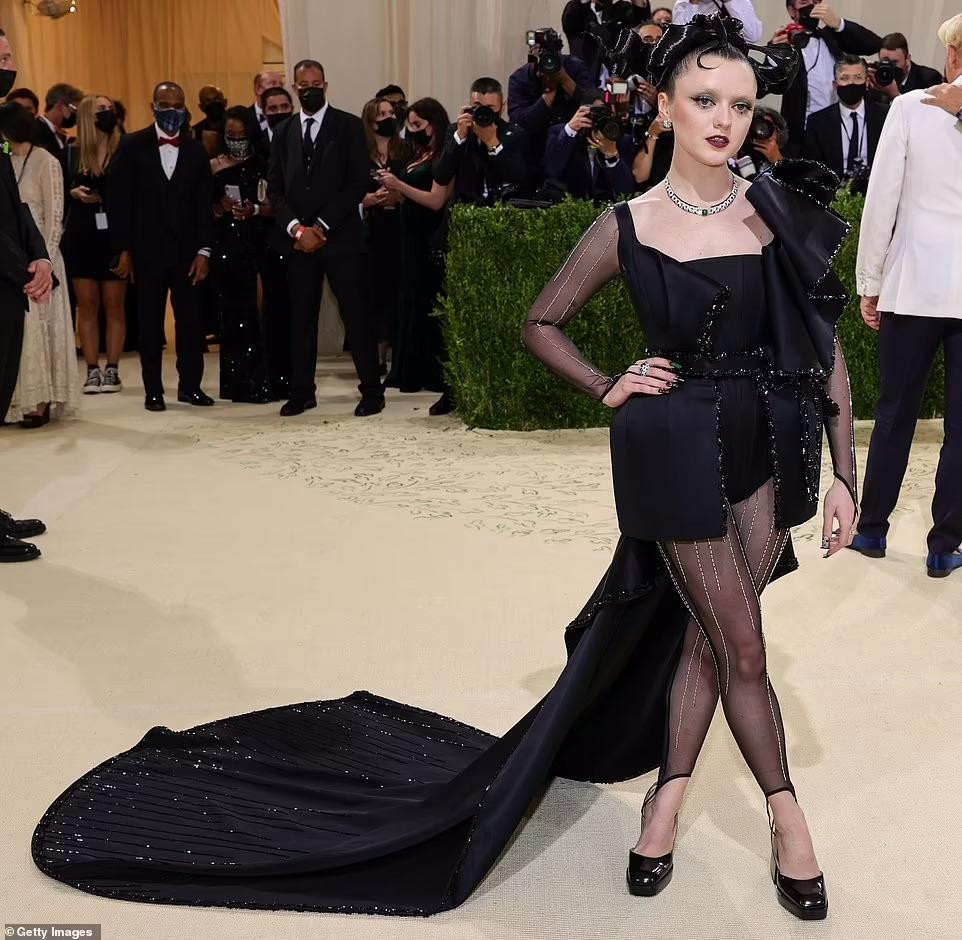 Ngôi sao "Game of Thrones" Maisie Williams cũng khiến người nhìn "cạn lời" với kiểu trang điểm và làm tóc kỳ quặc. Bộ váy khiến cô vừa lùn, vừa thô và trông rất hắc ám.