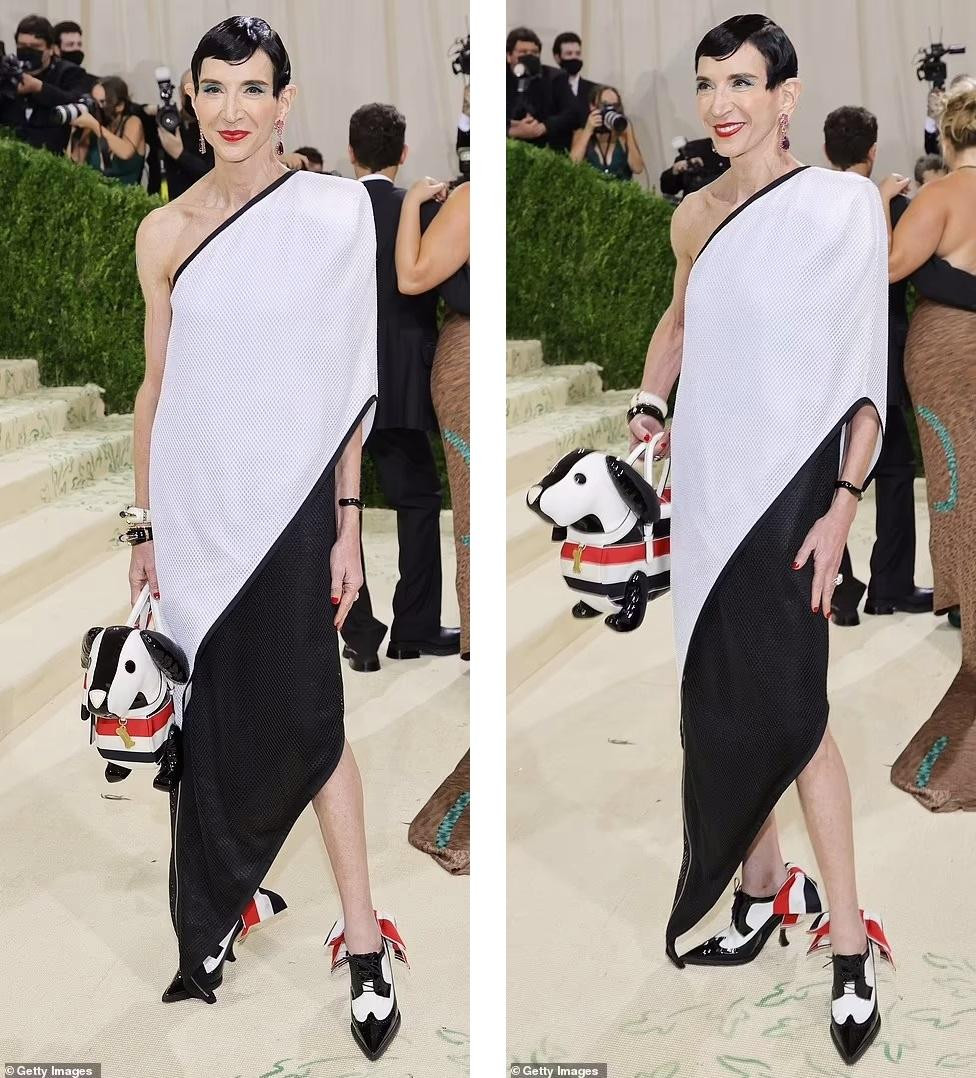 Nhà báo kiêm tác giả Amy Fine Collins mang một chiếc túi hình con chó rất kỳ lạ kết hợp đôi giày "ton-sur-ton" tạo nên một tổng thể không hề hài hòa.