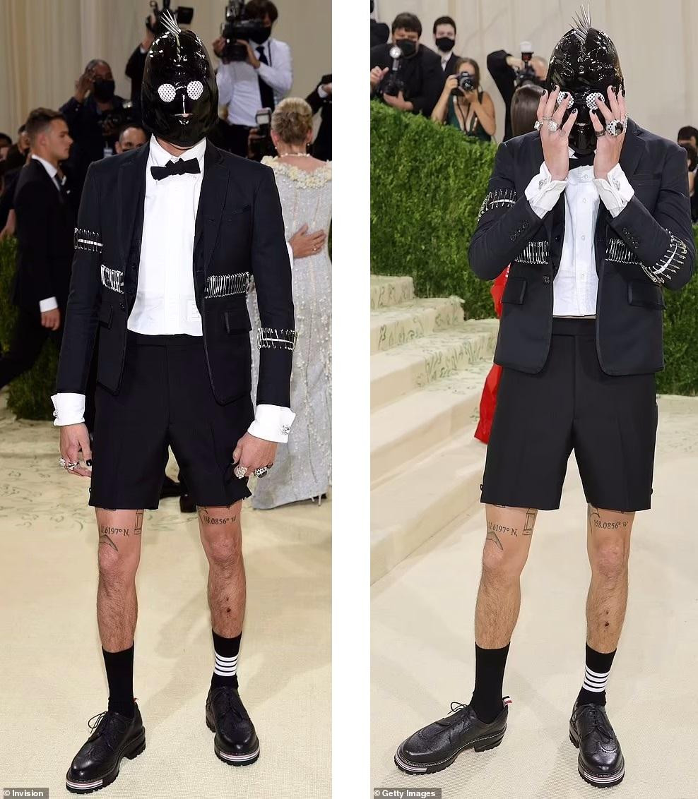 Nam diễn viên "Gossip Girl" Evan Mock giống Kim che kín mặt bằng chiếc mặt nạ đen ngòm hình đầu gà.