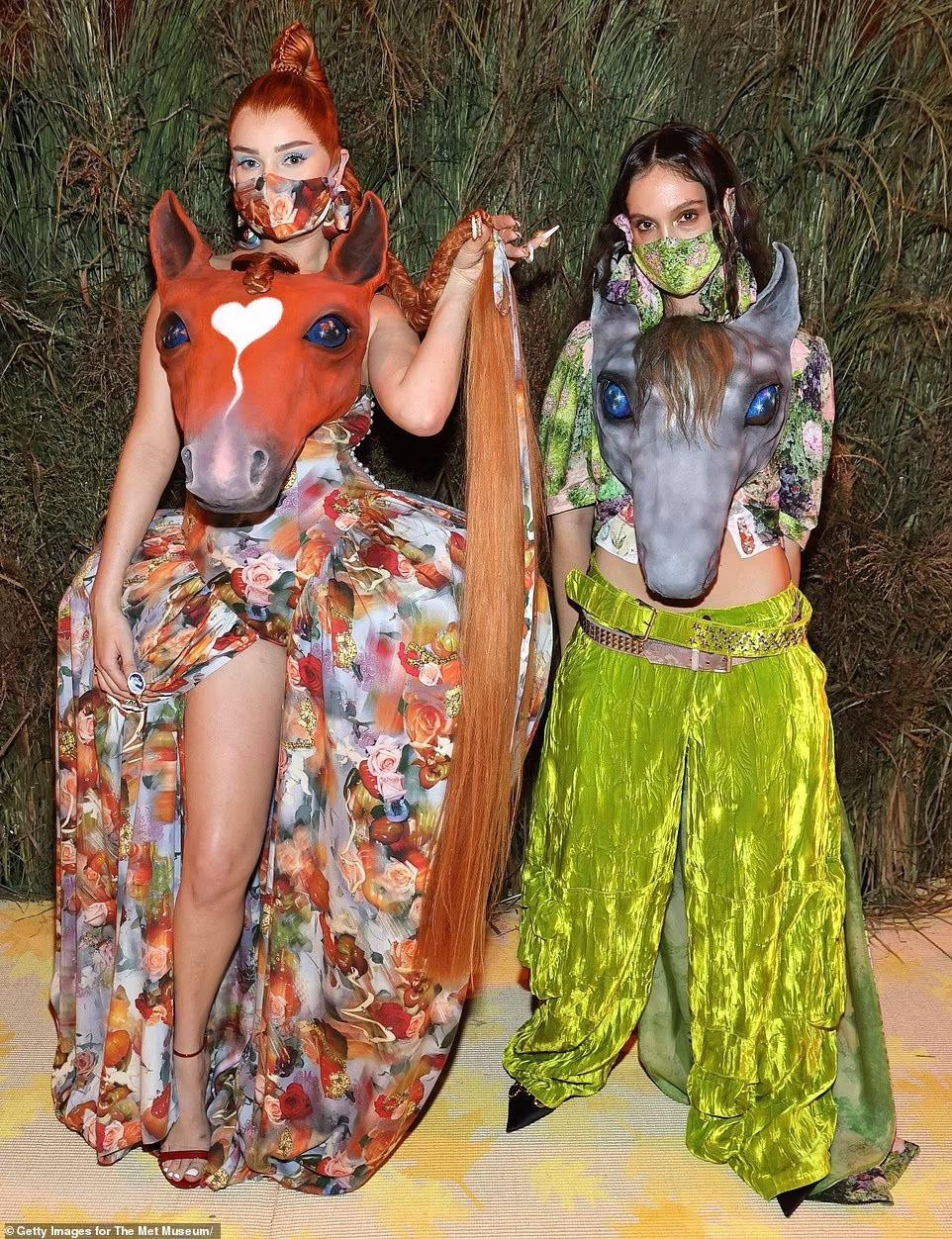 Cô còn dẫn theo "đồng bọn" đến sự kiện thời trang lớn nhất hành tinh, là nhà thiết kế Hillary Taymur của thương hiệu Collina Strada.