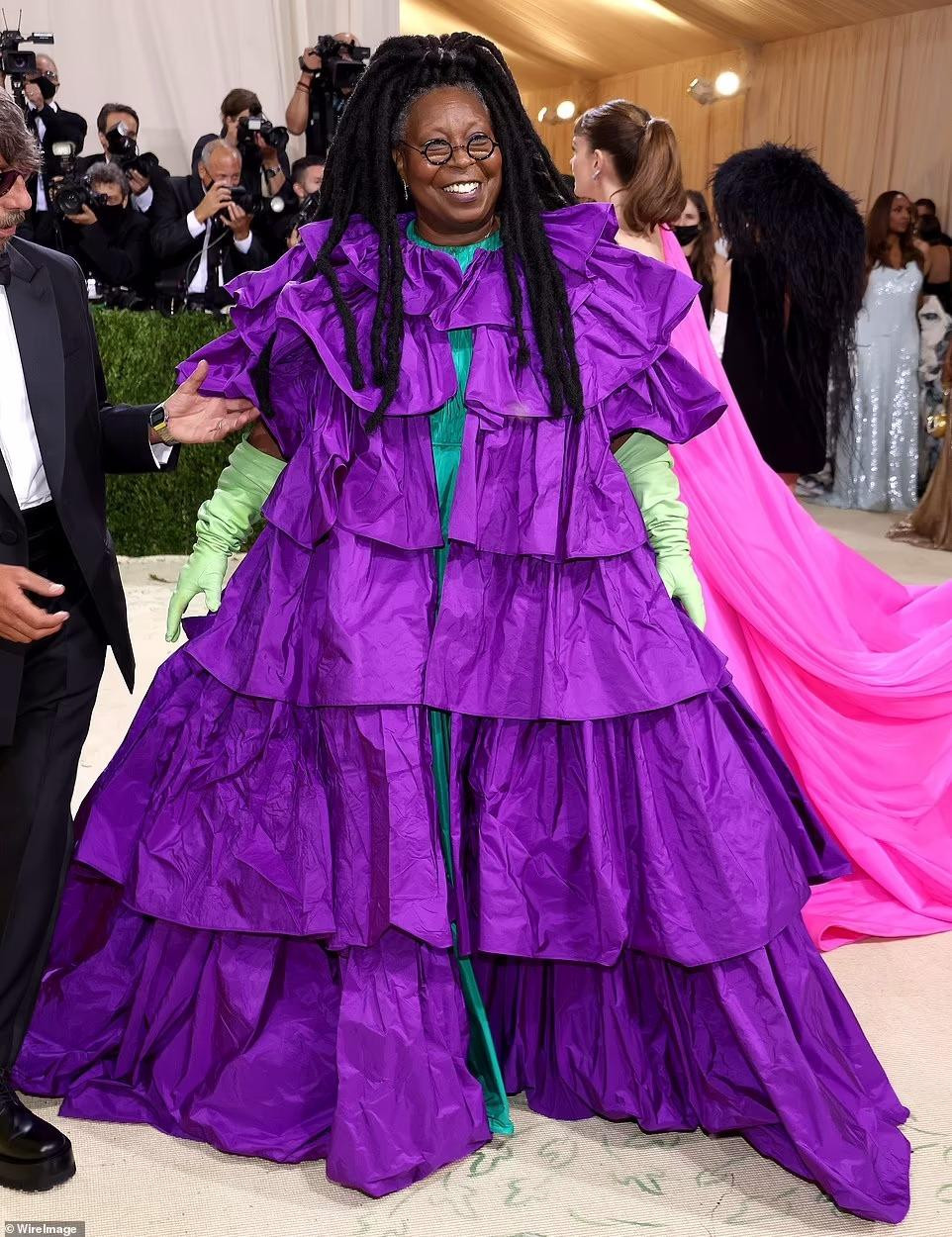 MC truyền hình Whoopi Goldberg bị so sánh với nhân vật trong show thiếu nhi - chú khủng long Barney.