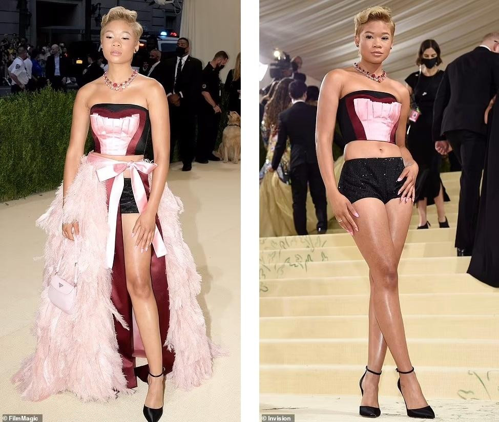 Bộ cánh ban đầu của nữ diễn viên Storm Reid không đến nỗi tệ. Tuy nhiên, người đẹp sau đó đã cởi lớp lông vũ bên ngoài chỉ để lại chiếc quần đùi ngắn cũn, lỗi mốt.