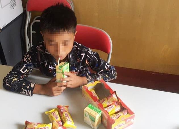 Hờ A Du được tìm thấy trong tình trạng đói lá trong rừng. Ảnh: VOV Hờ A Du được tìm thấy trong tình trạng đói lá trong rừng. Ảnh: VOV