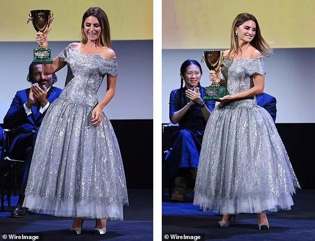 Ngôi sao "Cướp biển vùng Caribbean" rất vui sướng vì lần đầu tiên giành được giải thưởng quan trọng tại một trong những sự kiện điện ảnh uy tín nhất thế giới. Cô chia sẻ niềm vinh dự này đến đạo diễn Pedro Almodóvar, đồng nghiệp, người chồng gắn bó hơn 10 năm và gia đình.