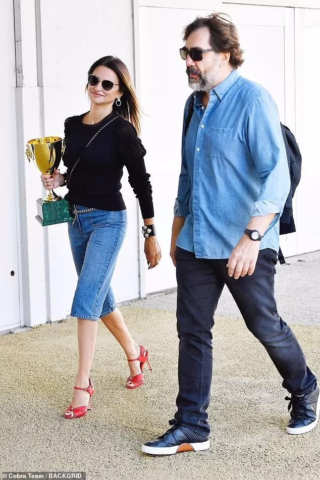 Ngày 12/9 (giờ địa phương), Penelope Cruz và Javier Bardem đến sân bay để về nhà sau hơn 10 ngày ở Ý dự Liên hoan phim Venice.