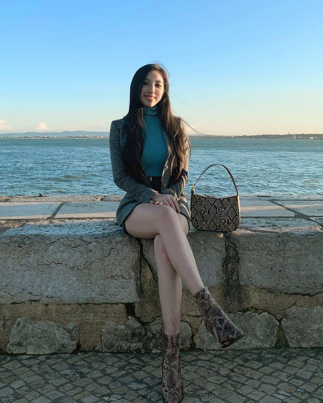 Cô gái trở thành "hiện tượng mạng xã hội" nhờ gương mặt xinh đẹp và thân hình "bốc lửa".