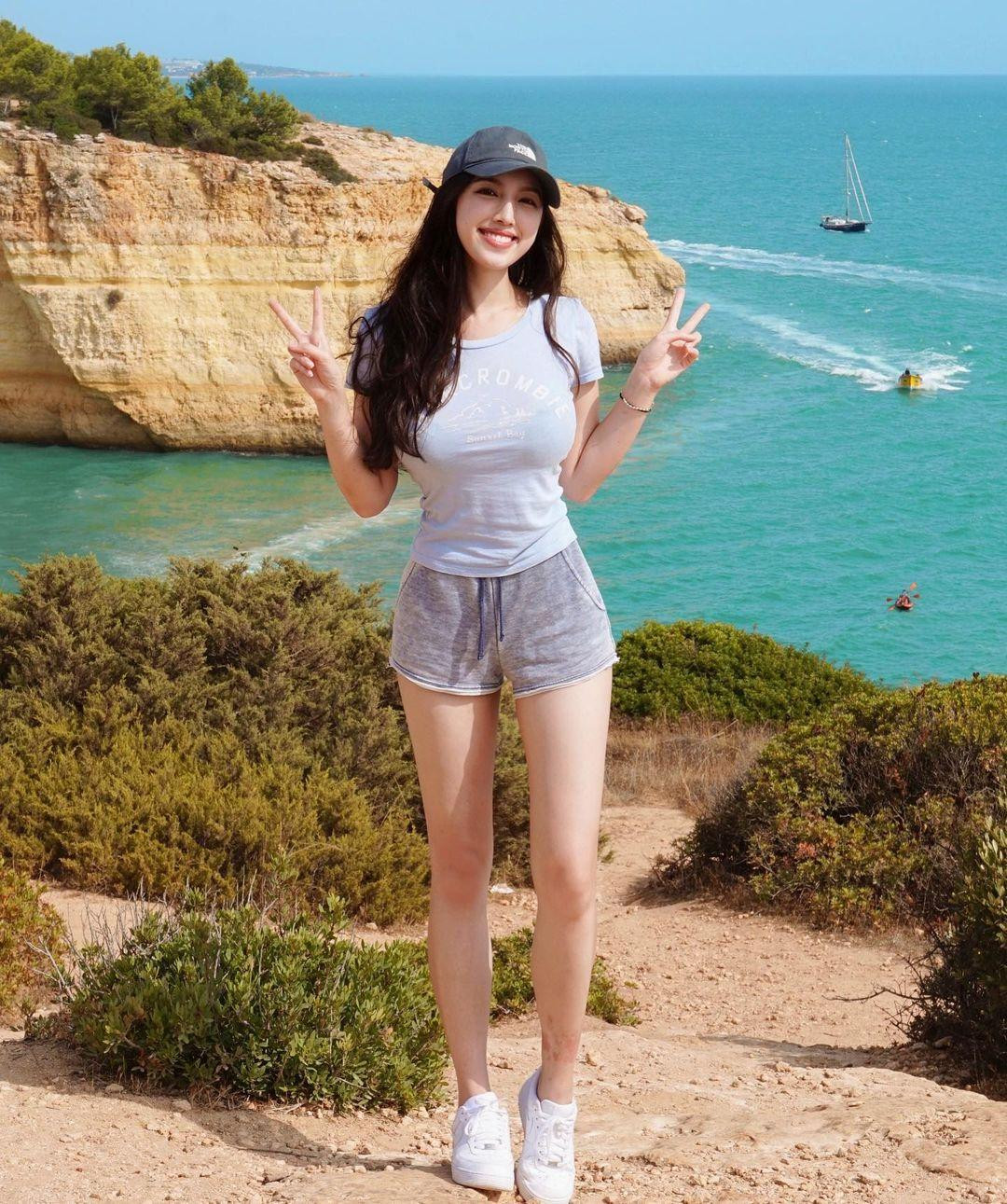 Bên cạnh hình ảnh cô gái thành thị nóng bỏng, Hedy còn thể hiện khía cạnh năng động, yêu thể thao, các hoạt động ngoài trời như chạy bộ, tập gym, leo núi, bơi lội...