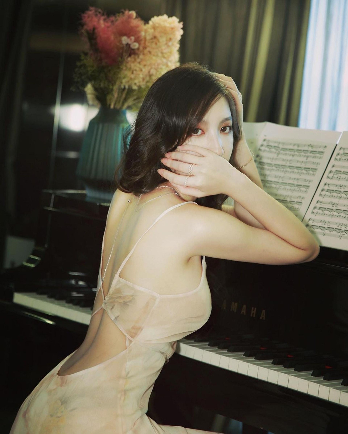 Qua tìm hiểu, người đẹp trong ảnh được gọi là Hedy, đến từ Hong Kong. Cô đã tốt nghiệp đại học ở quê nhà và hiện đang học thạc sĩ tại Viện Âm nhạc Hoàng gia ở London, Anh. Theo giới thiệu của Hedy, cô là một ca sĩ opera, nhưng không giới hạn bản thân ở bất kỳ thể loại âm nhạc nào, từ cổ điển, nhạc kịch đến pop.