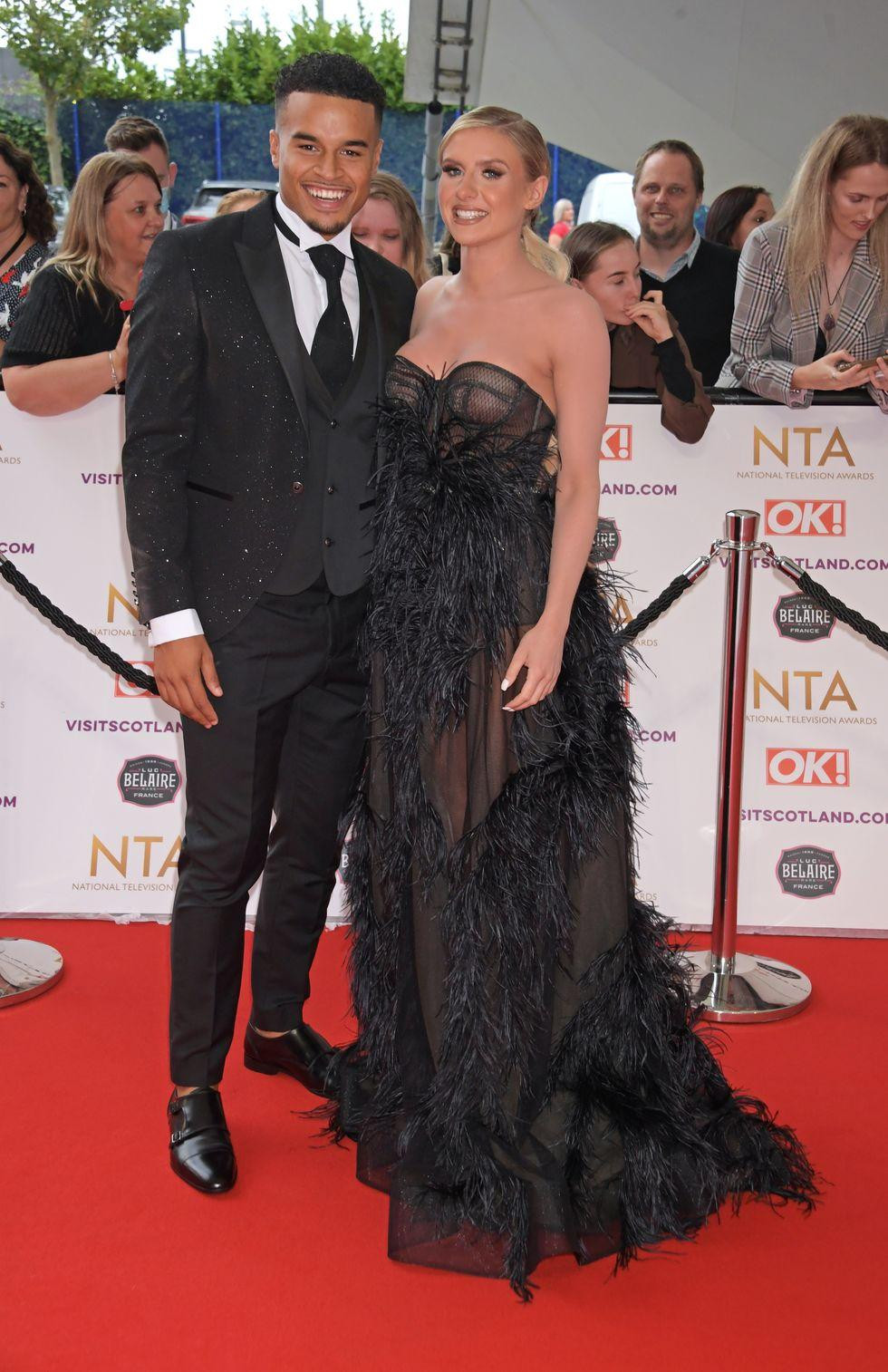 Cặp đôi Toby Aromolaran và Chloe Burrows của show "Love Island".