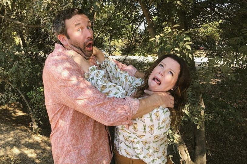 Melissa McCarthy và Chris O'Dowd đùa giỡn nhau trên trường quay bộ phim Netflix "The Starling".