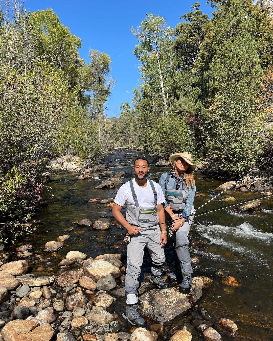 John Legend và Chrissy Teigen kỷ niệm 8 năm ngày cưới bằng chuyến đi câu cá ở suối. Ảnh: Instagram