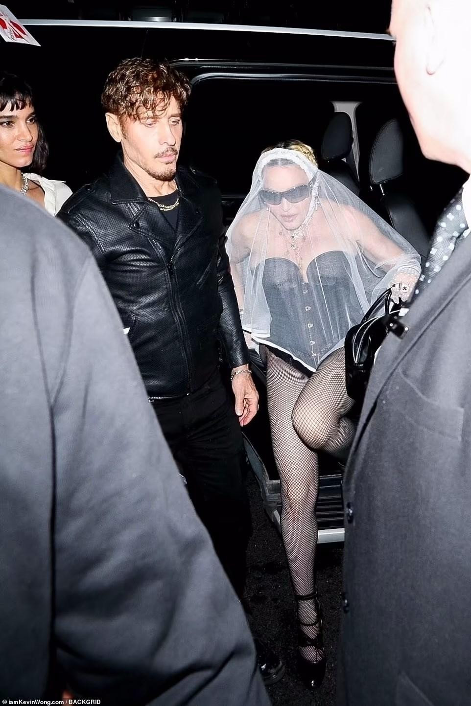 Đa số dân mạng khó chịu với diện mạo mới của Madonna. Họ chê ngôi sao "Vogue" mặc đồ lố lăng, không hợp tuổi, cố tình "cưa sừng làm nghé". Một số nhận xét, cô giống như một góa phụ phiên bản kệch cỡm. Không chỉ vậy, nhiều người hâm mộ lâu năm cầu xin cô sống đúng tuổi thật, đừng đua đòi với những ngôi sao trẻ hiện nay.