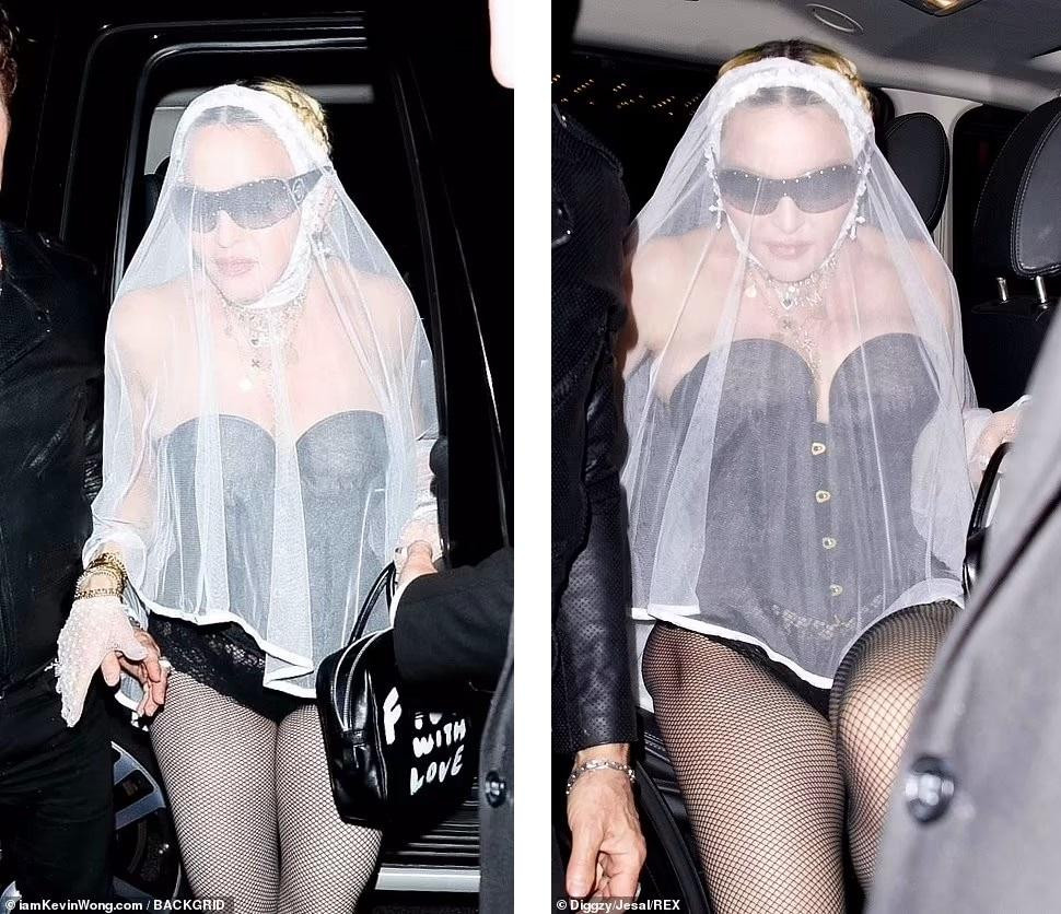 Sự kết hợp trang phục của nữ ca sĩ 63 tuổi tạo nên tổng thể kỳ lạ và có phần gây ám ảnh.