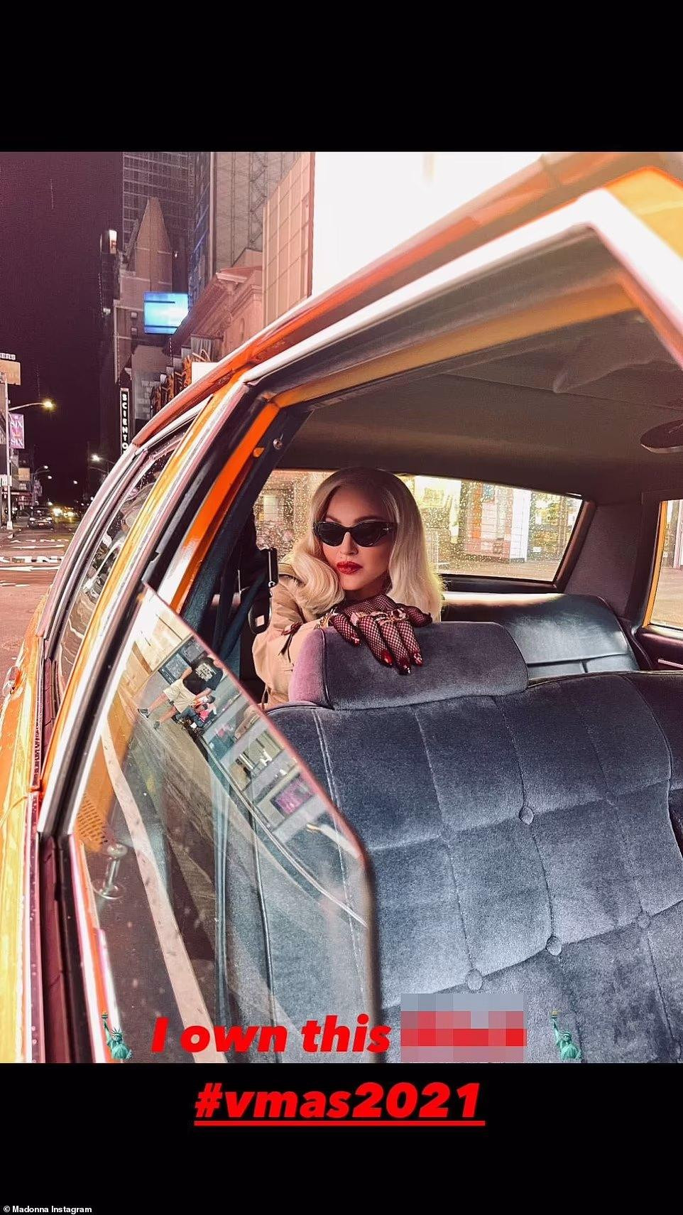 Trên Instagram, Madonna đăng ảnh chụp ngồi trên xe hơi đến lễ trao giải MTV VMAs 2021.