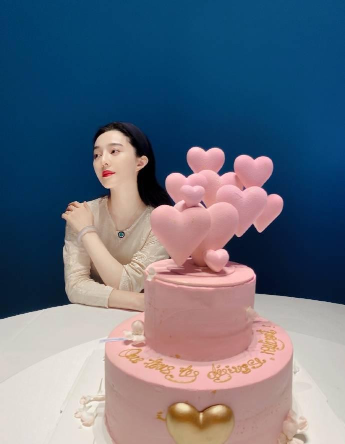 Tuy nhiên, với vết nhơ đời tư và trong bối cảnh chiến dịch "thanh lọc C-biz" đang mạnh mẽ hơn bao giờ hết, truyền thông Trung Quốc nhận định, khả năng nàng "Kim Tỏa" trở lại showbiz vô cùng hẹp.