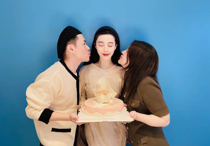 Trong ảnh, Phạm Băng Băng và người quản lý lâu năm có loạt hành động thể hiện sự thân thiết như chu môi, kề má, ôm ấp và tựa đầu vào nhau.