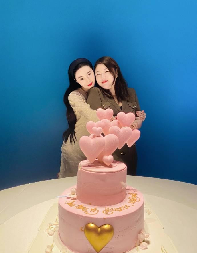 Ngoài ra, Dương Thiên Chân còn là CEO của công ty giải trí Nhất Tâm, sở hữu rất nhiều ngôi sao tuyến một như Chu Á Văn, Triệu Hựu Đình, Trương Vũ Kỳ, Mã Tư Thuần, Bạch Vũ, Âu Dương Na Na. Trước đó, cô còn lăng xê thành công Lộc Hàm và Lý Hiện. Ở tuổi 36, Dương Thiên Chân được gọi với danh xưng "bà trùm C-biz" quyền lực.