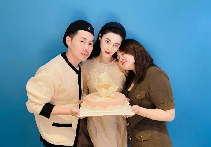 Sáng ngày 16/9, Dương Thiên Chân đăng loạt ảnh chụp trong tiệc sinh nhật lần thứ 40 của Phạm Băng Băng, kèm lời chúc: "Mãi mãi xinh đẹp nhé! Chúng ta đã bên nhau nửa đời người, em hi vọng chúng ta sẽ ở bên nhau đến hết cuộc đời này".