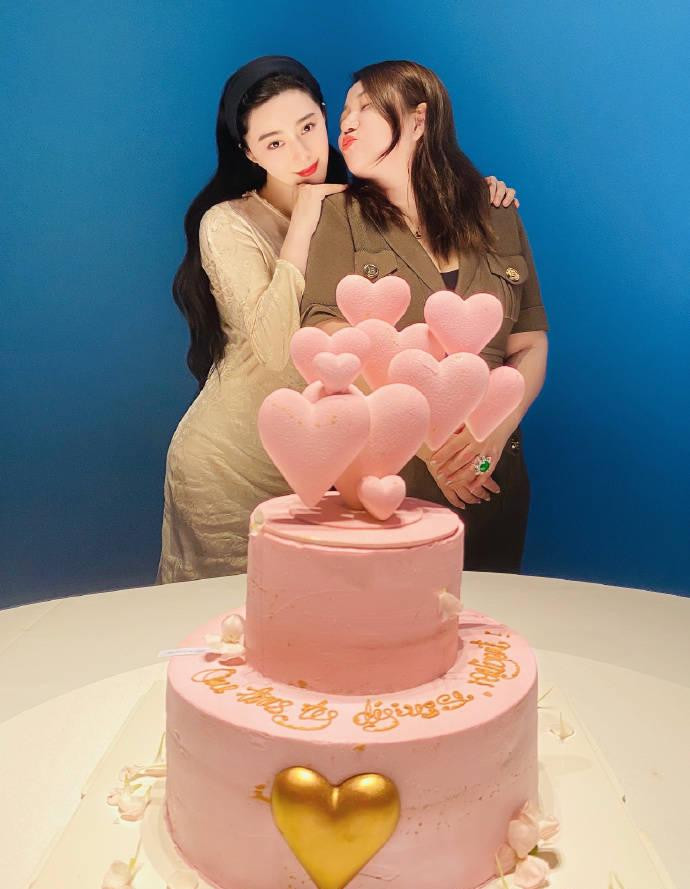 Được biết, Dương Thiên Chân làm việc cùng ngôi sao "Võ Mị Nương truyền kỳ" từ năm 2007, là người giúp nữ diễn viên 8x xây dựng thành công hình tượng "Phạm gia" mạnh mẽ, kiêu ngạo. Hai người vẫn tiếp tục gắn bó trong thời gian Phạm Băng Băng khốn đốn vì scandal trốn thuế đến nay.