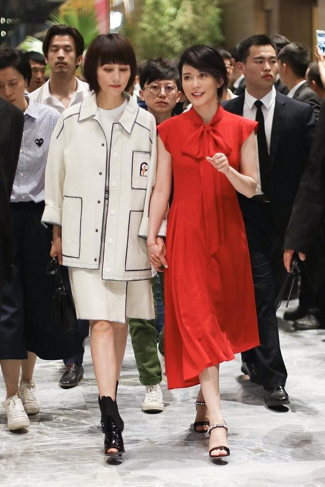 Viên Tuyền và Du Phi Hồng cùng nhau dự sự kiện. Viên Tuyền và Du Phi Hồng cùng nhau dự sự kiện.