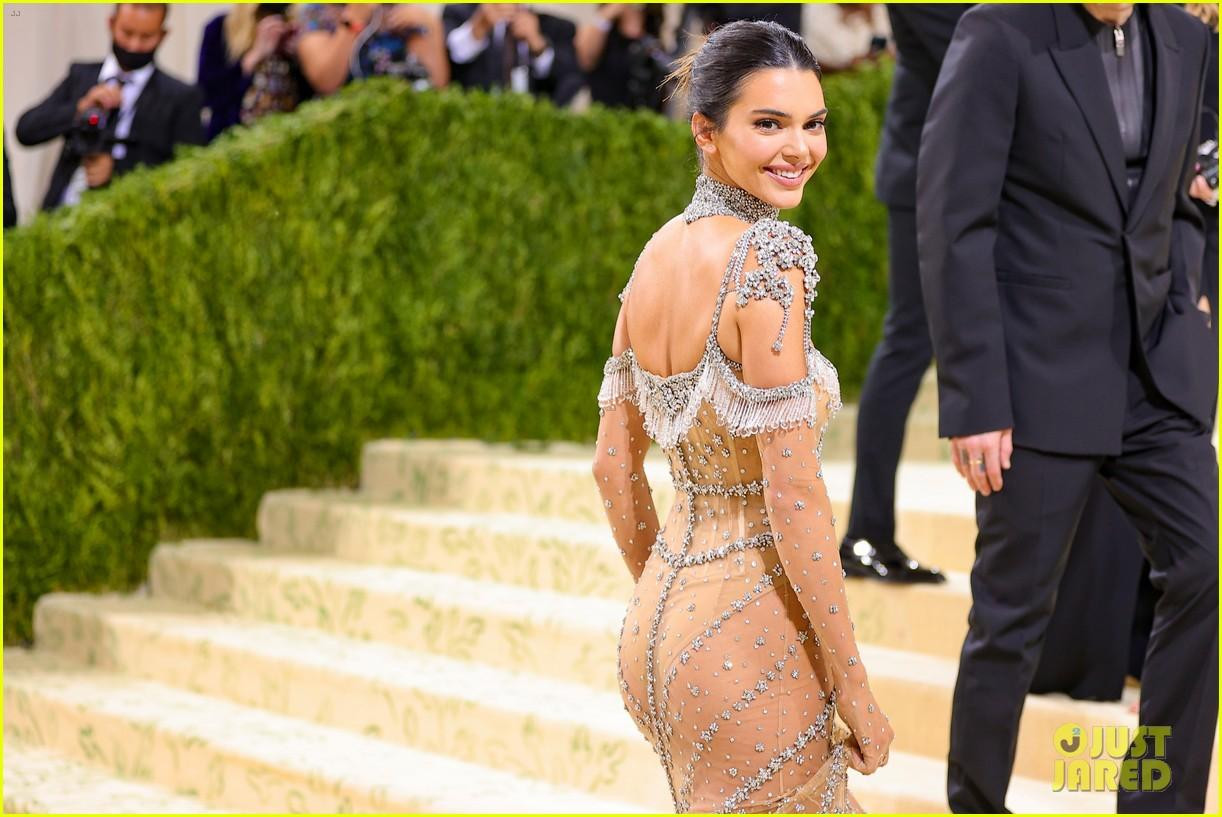 Vì bộ váy mỏng tang không có tác dụng che chắn, Kendall mặc thêm bộ bodysuit màu da ôm sát cơ thể bên trong.