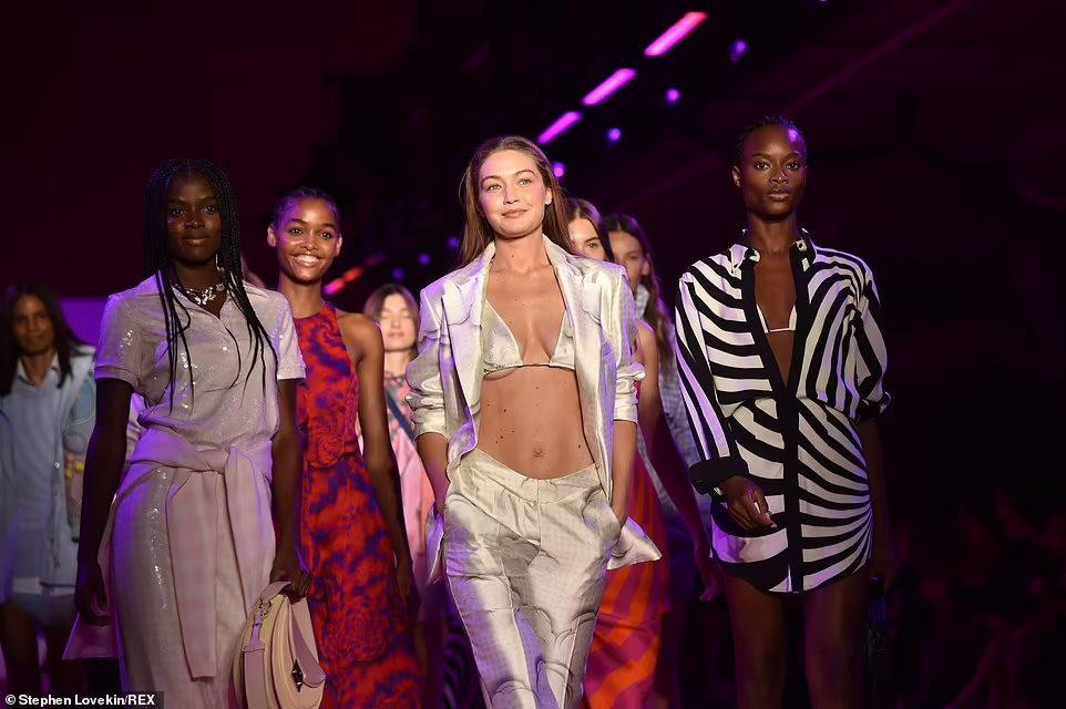 Bà mẹ một con dẫn đầu dàn người mẫu ra sân khấu chào khán giả trông rất ra dáng "chị đại".