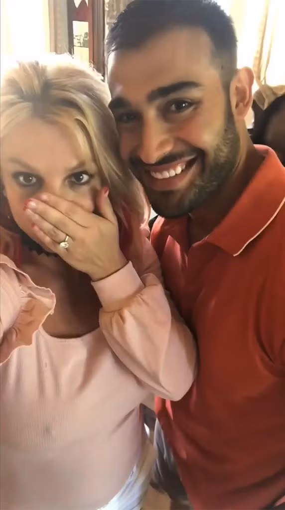 Bạn gái cũ chúc phúc cho Sam và Britney. Bạn gái cũ chúc phúc cho Sam và Britney.