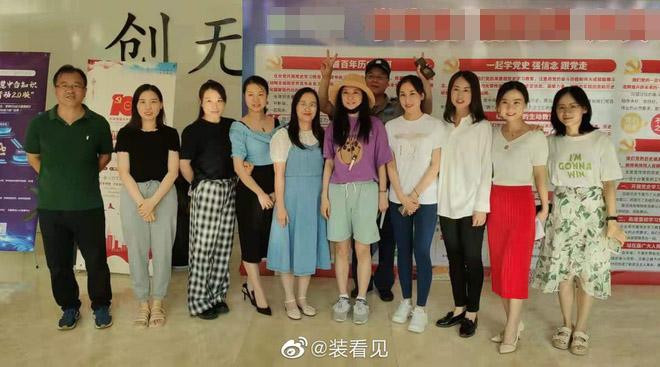 Hình ảnh được cho là chụp Triệu Vy vào ngày 14/9 được chia sẻ rầm rộ trên Weibo. Hình ảnh được cho là chụp Triệu Vy vào ngày 14/9 được chia sẻ rầm rộ trên Weibo.