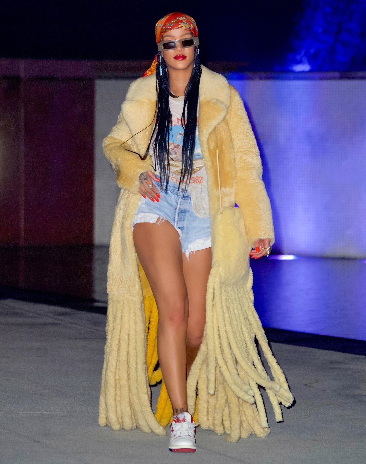 Rihanna thách thức thời tiết ở Los Angeles với chiếc áo lông quá khổ. Ảnh: Diggzy/Shutterstock